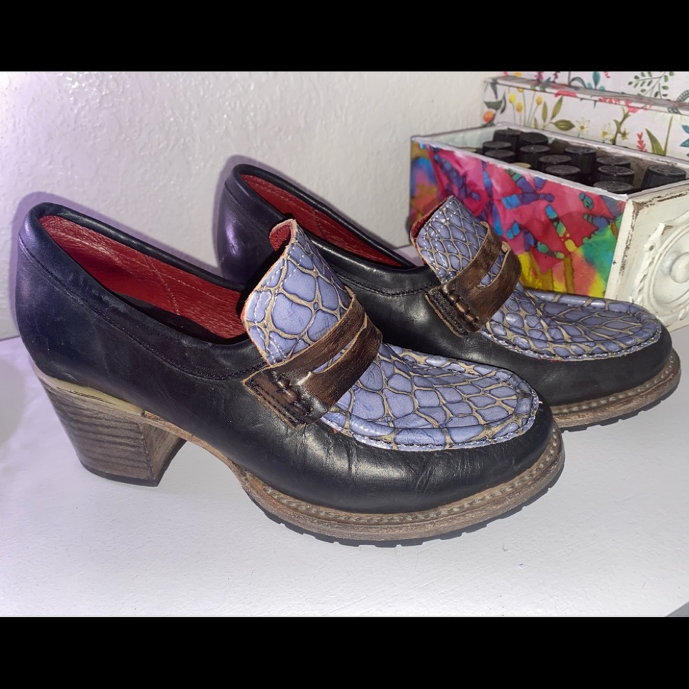 Freebird size 9 black and blue crocodile heeled loafers